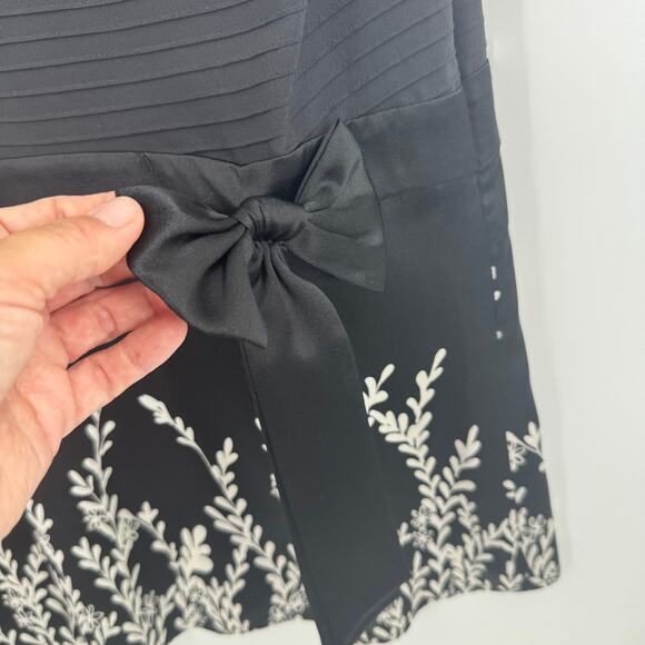 Bebe Y2K Silk Floral Bow Waist Sleeveless Top Black White Round Neck Size S - Picture 4 of 7